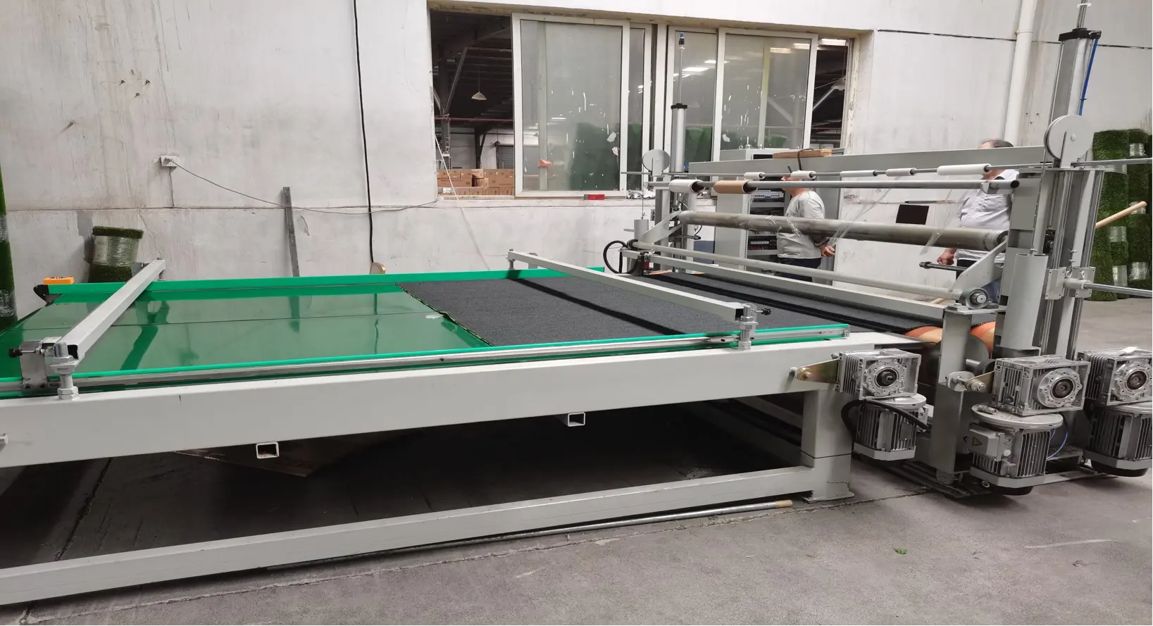 易华草坪引进全自动人造草坪绕卷机